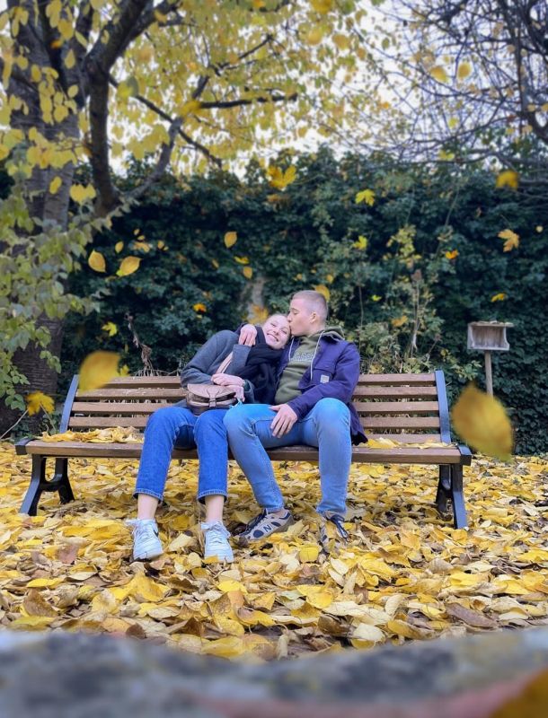 Photo d'un couple assis sur un banc en automne